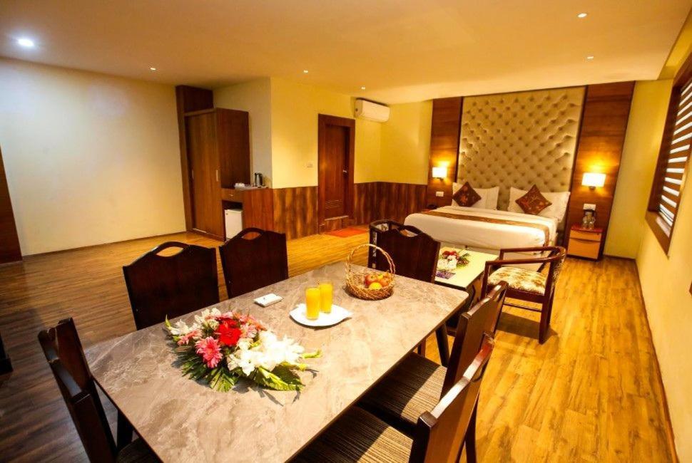 Hotel The Residency Srinagar Exterior photo