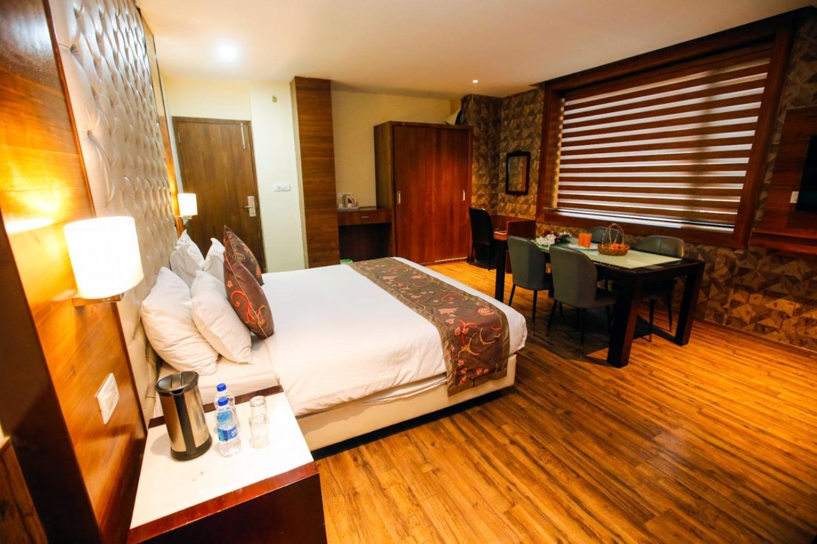 Hotel The Residency Srinagar Exterior photo